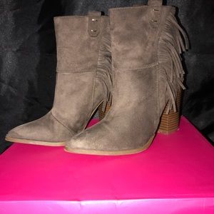 Cute little heeled booties size 6.5